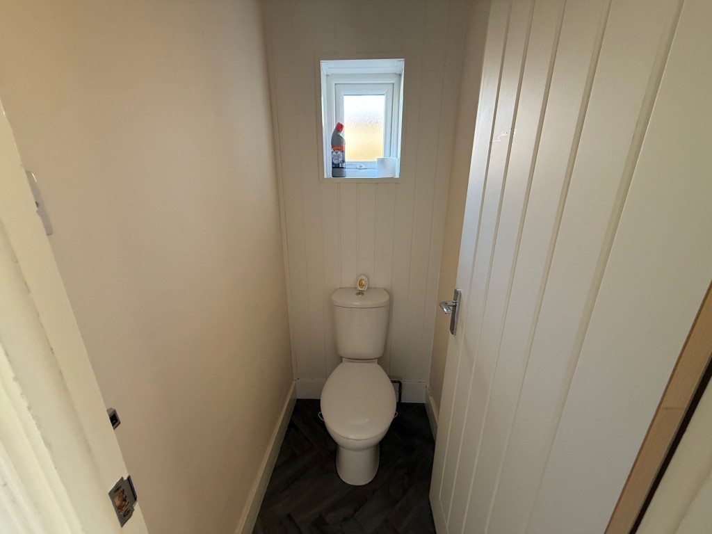 Lot: 63 - COMMERCIAL INVESTMENT WITH VACANT FLAT ABOVE - Separate WC with window to side